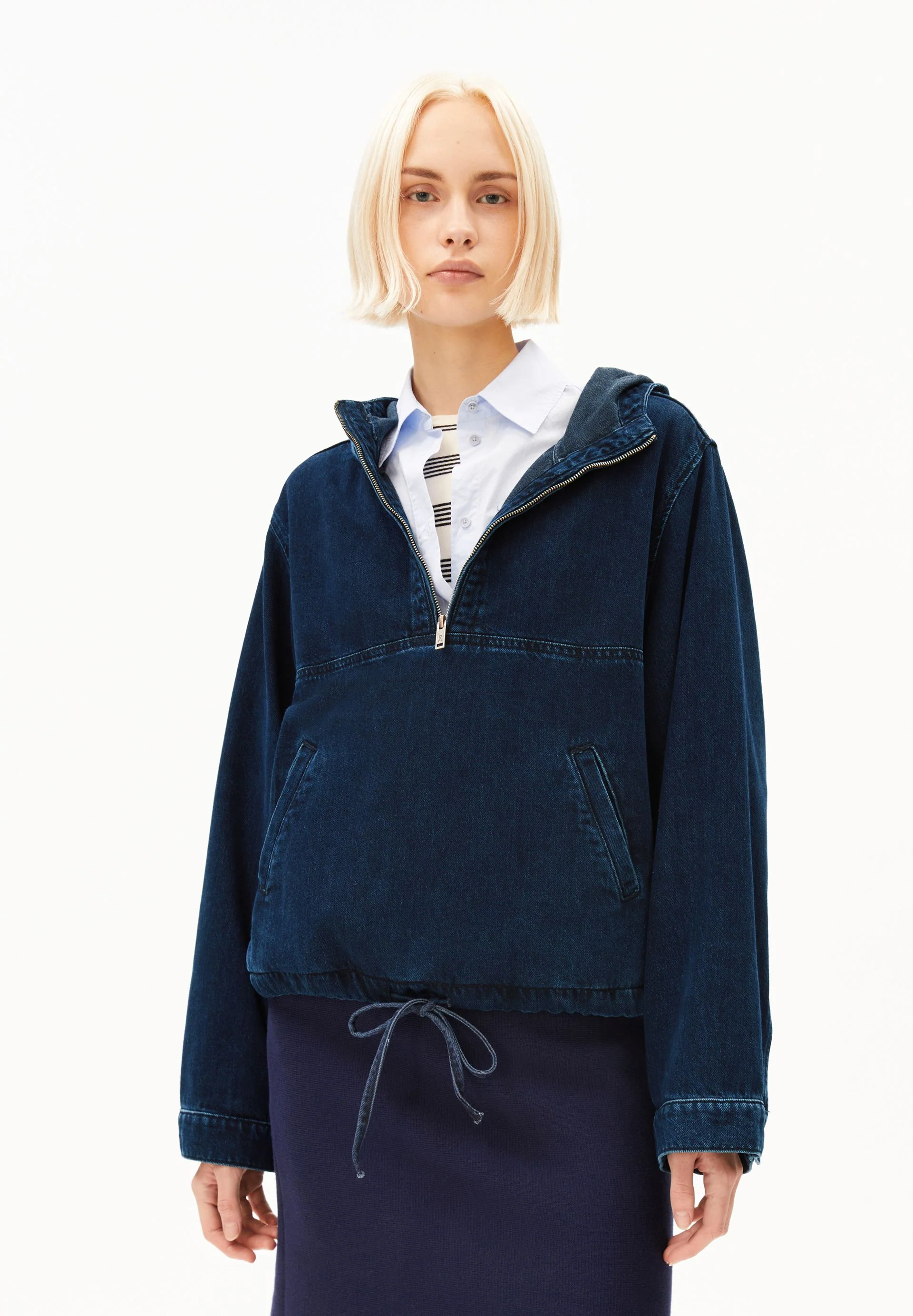 JEANSJACKE MIT KAPUZE