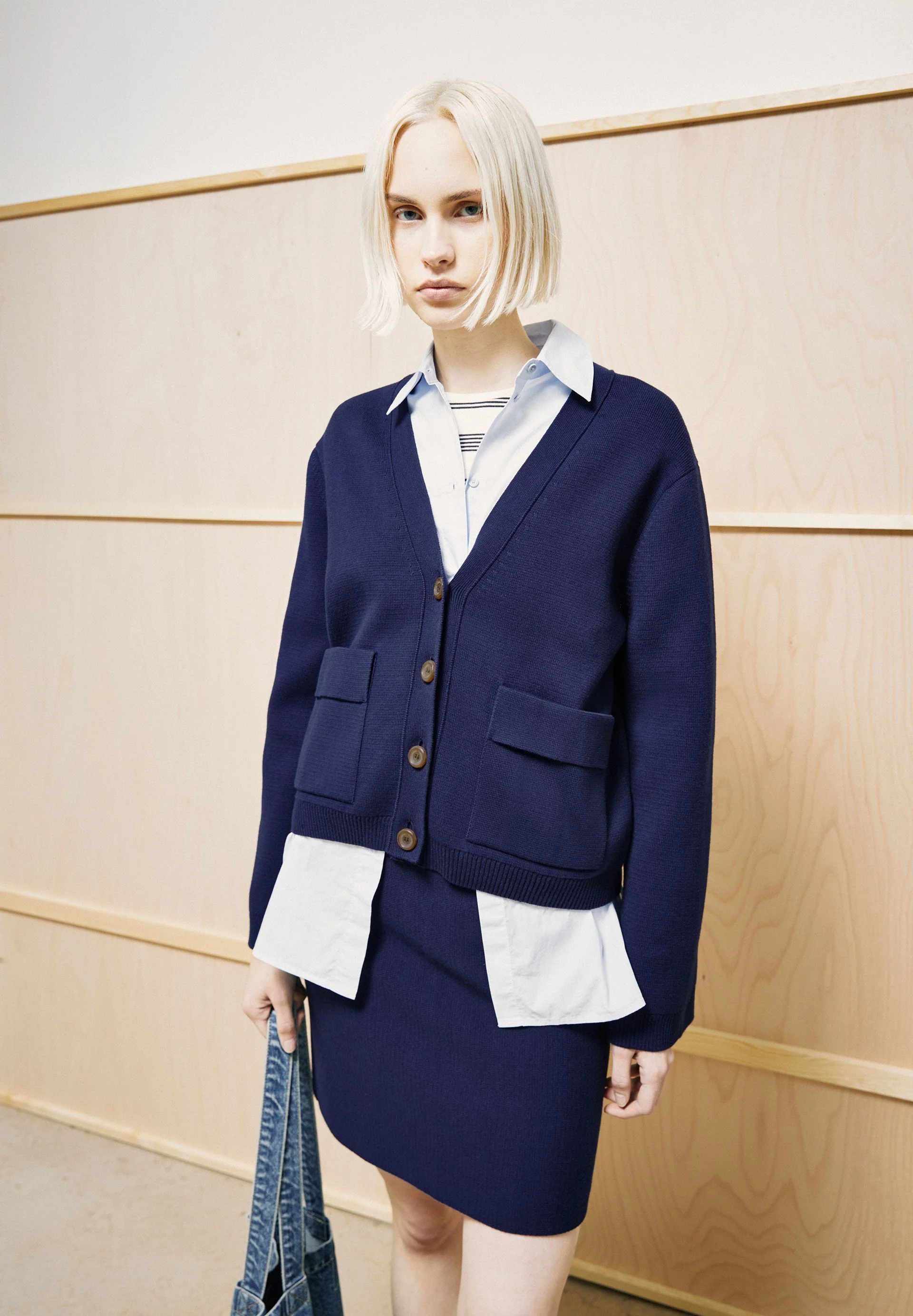 KOMPAKTE STRICKJACKE | tinted navy - Image 4