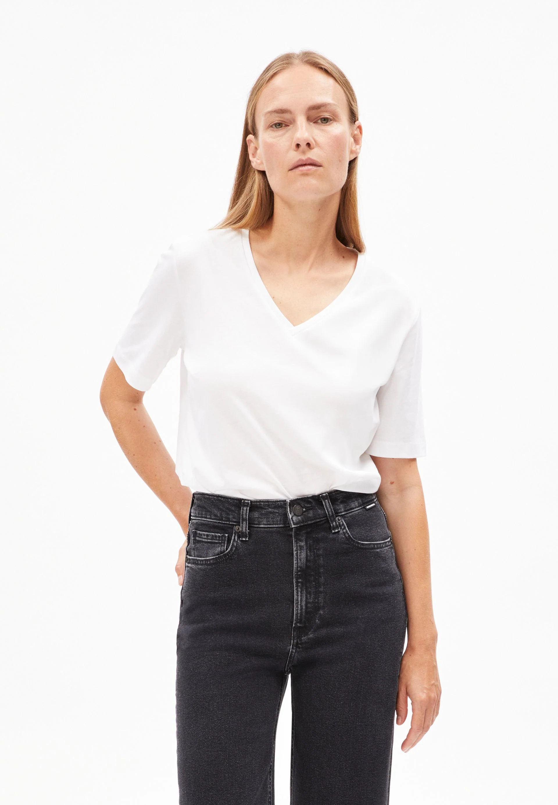 LUALAA V-NECK | white