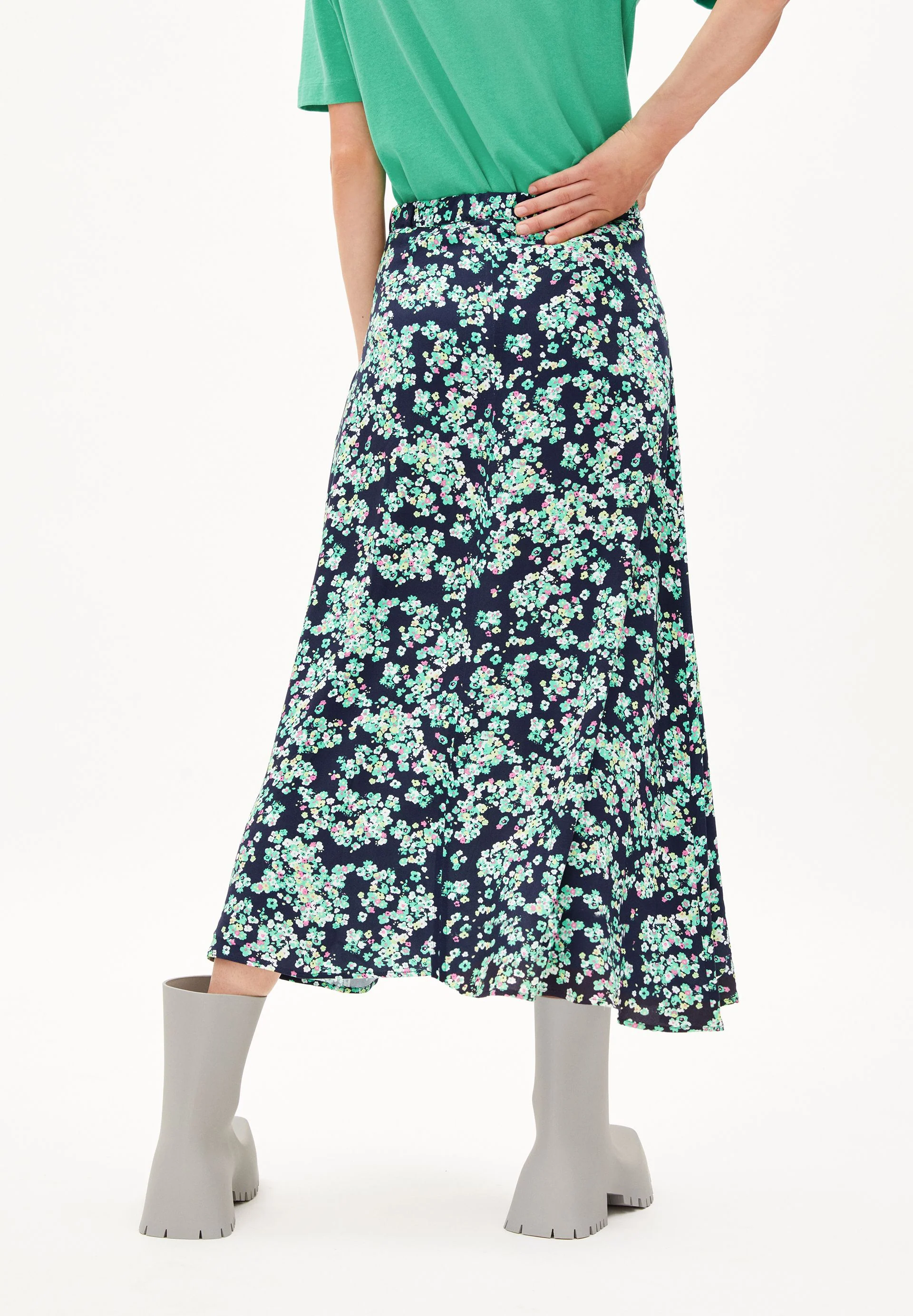 SAALANJA DITSY FLORAL | night sky - Image 2